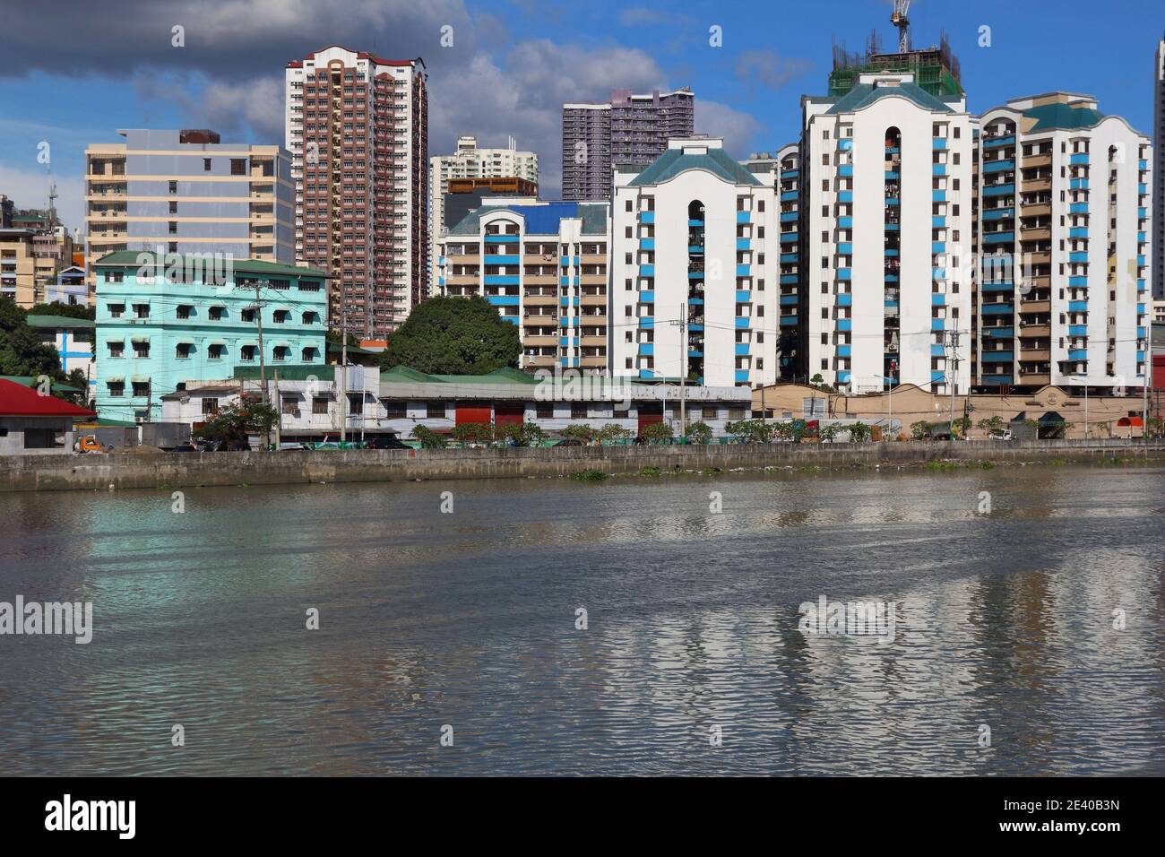 La ville de Manille aux Philippines. Les tours d'habitation et la rivière Pasig. Banque D'Images