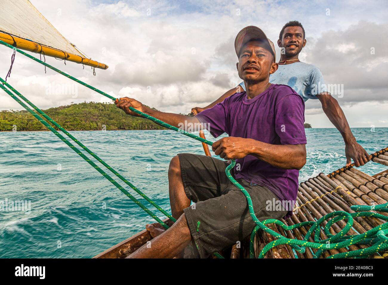 Navigation polynésienne à bord d'un Proa (voilier multi-coque en saillie) aux îles Deboyne, Papouasie-Nouvelle-Guinée Banque D'Images