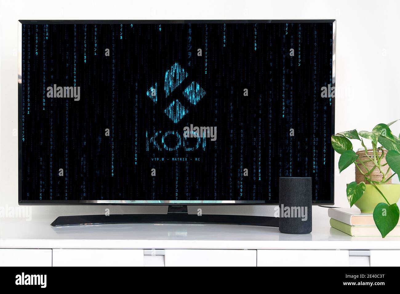 Kodi Matrix fonctionnant sur un téléviseur intelligent dans un salon.  Aucune personne et espace de copie vide pour le contenu de l'éditeur Photo  Stock - Alamy