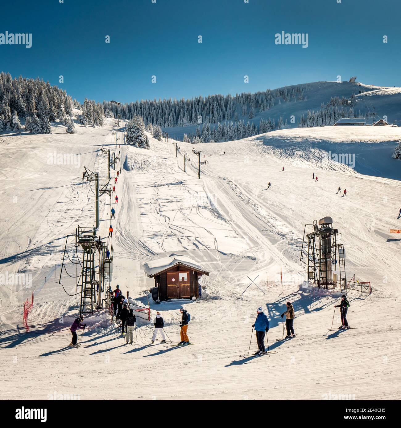 Pistes de ski et remontées mécaniques sur le Semnoz en hiver Photo Stock -  Alamy