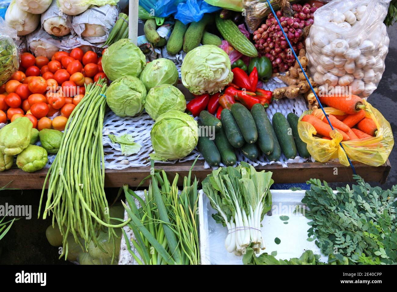 Marché des légumes frais à Chinatown, Manille, Philippines avec chou, haricots longs, concombres, carottes et pak choi. Banque D'Images