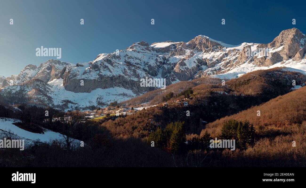 Vue panoramique sur la ville de Colio, Cillorigo de Liebana, Cantabrie. Des montagnes enneigées autour de lui Banque D'Images