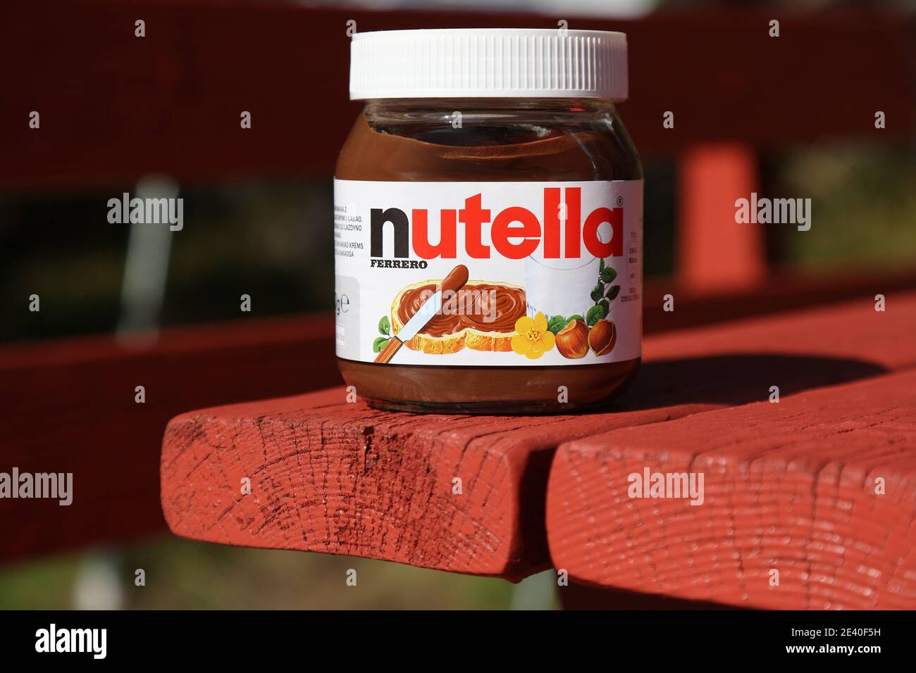 BERGEN, NORVÈGE - 22 JUILLET 2020 : un pot de noisettes au chocolat Nutella  dans un cadre de pique-nique en Norvège. Nutella est fabriqué par Ferrero  Photo Stock - Alamy