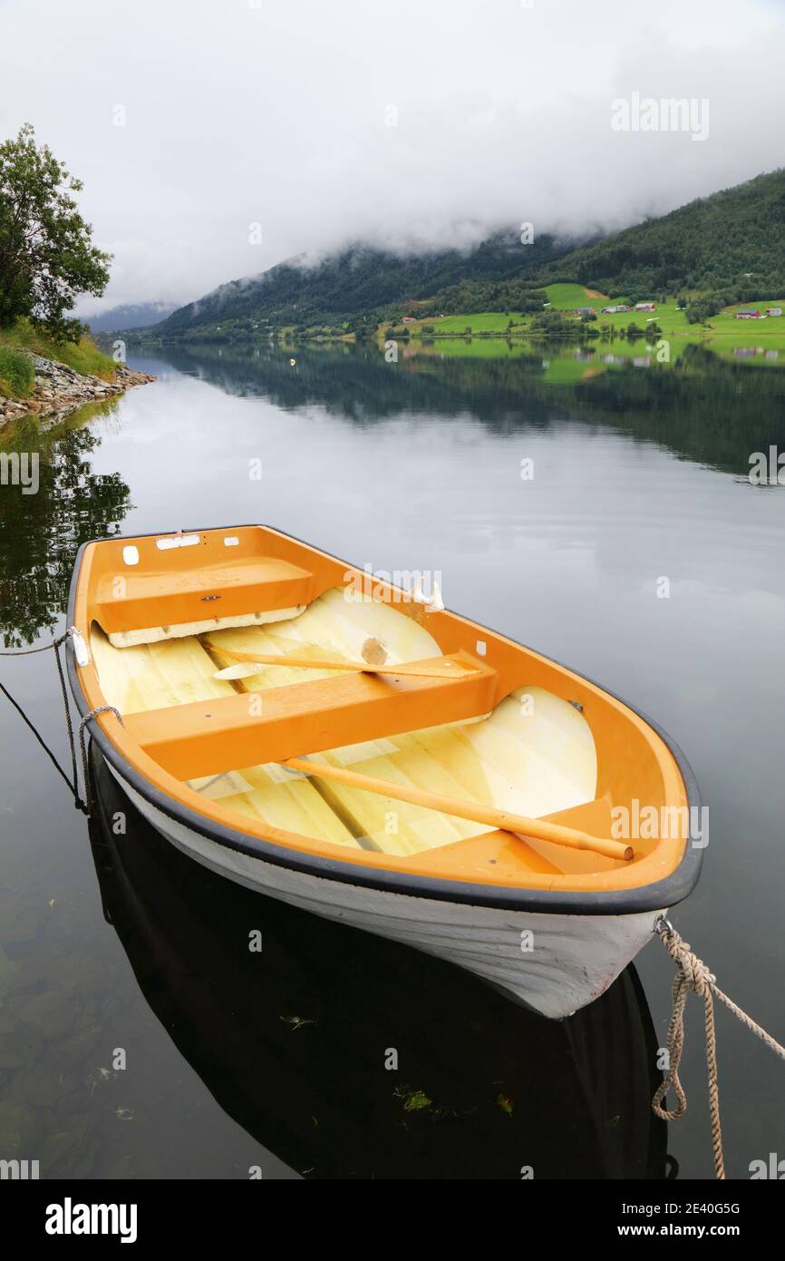 Paysage de lac à Oppheim, Norvège. Magnifique paysage d'Oppheimsvatnet dans le comté de Vestland. Banque D'Images