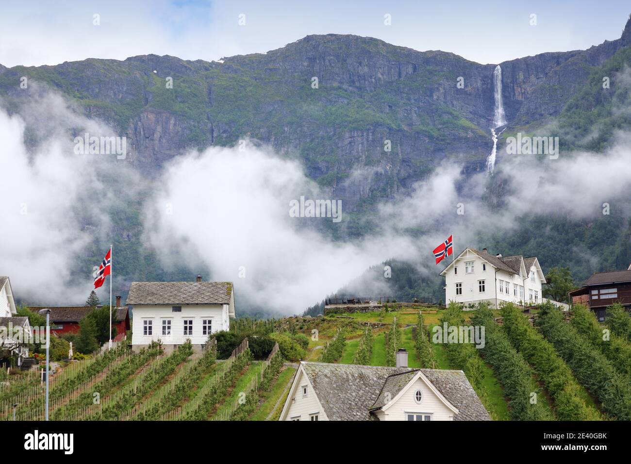 Ville d'Ullensvang en Norvège. Des montagnes brumeuses et une cascade. Paysage norvégien. Banque D'Images