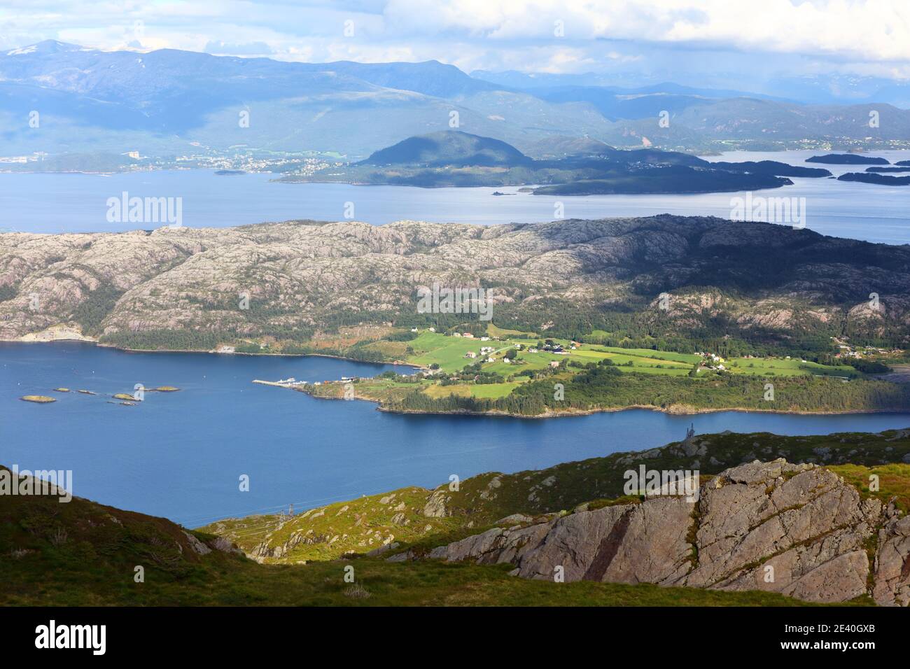 Île de Huglo vue de l'île de Stord en Norvège. Vue aérienne des îles norvégiennes dans le comté de Vestland. Banque D'Images