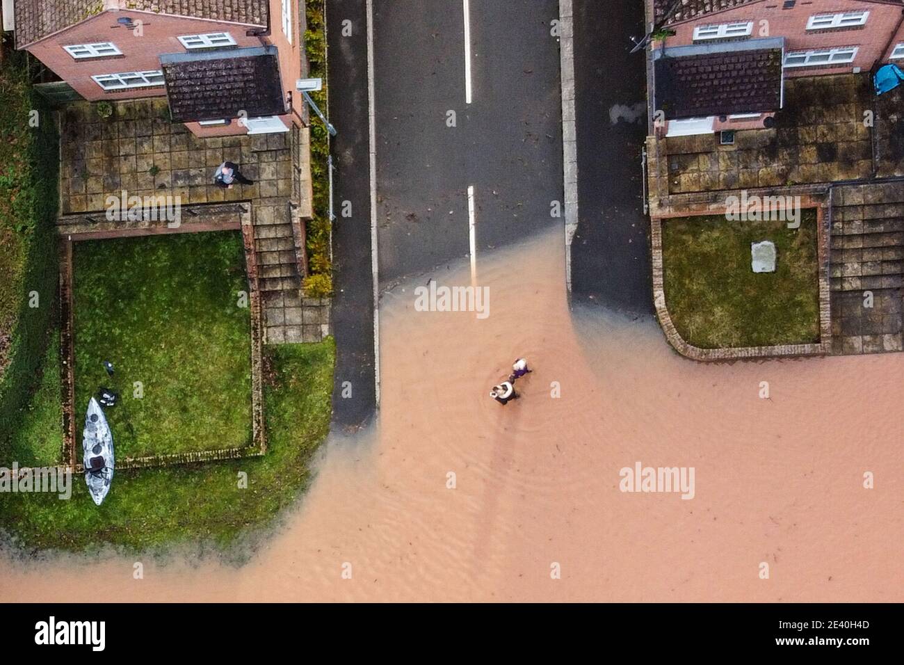 Hereford, Herefordshire, Royaume-Uni. 21 janvier 2021. Des inondations ont frappé certaines parties de Hereford aujourd'hui après que la tempête Christoph a apporté de fortes pluies dans la région. La rivière Wye a fait éclater ses berges inondant complètement Home Lacy Road avec seulement un kayakiste étant capable de négocier la route devenue rivière. Photo par crédit : arrêter presse Media/Alamy Live News Banque D'Images