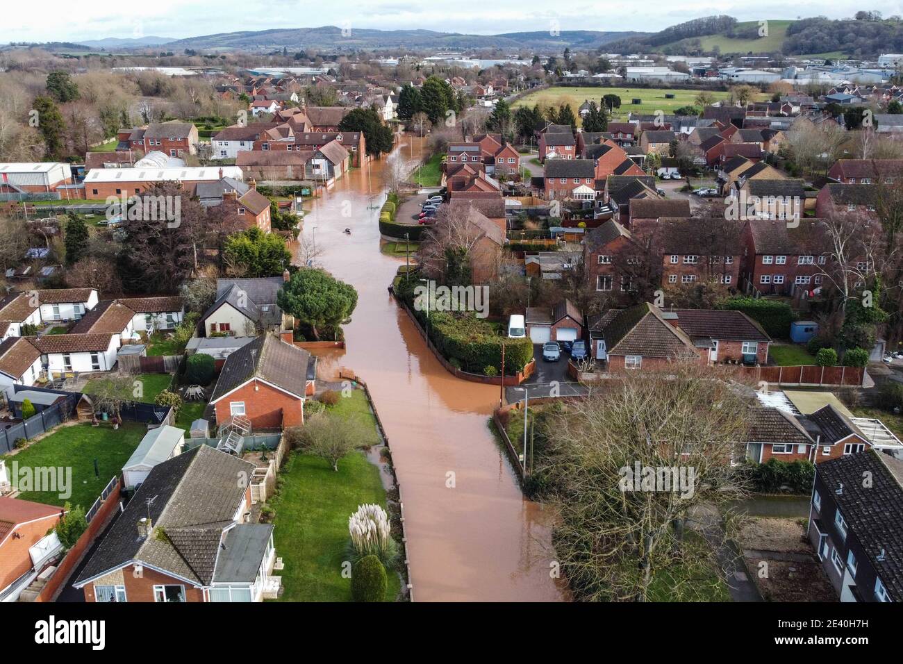 Hereford, Herefordshire, Royaume-Uni. 21 janvier 2021. Des inondations ont frappé certaines parties de Hereford aujourd'hui après que la tempête Christoph a apporté de fortes pluies dans la région. La rivière Wye a fait éclater ses berges inondant complètement Home Lacy Road avec seulement un kayakiste étant capable de négocier la route devenue rivière. Photo par crédit : arrêter presse Media/Alamy Live News Banque D'Images