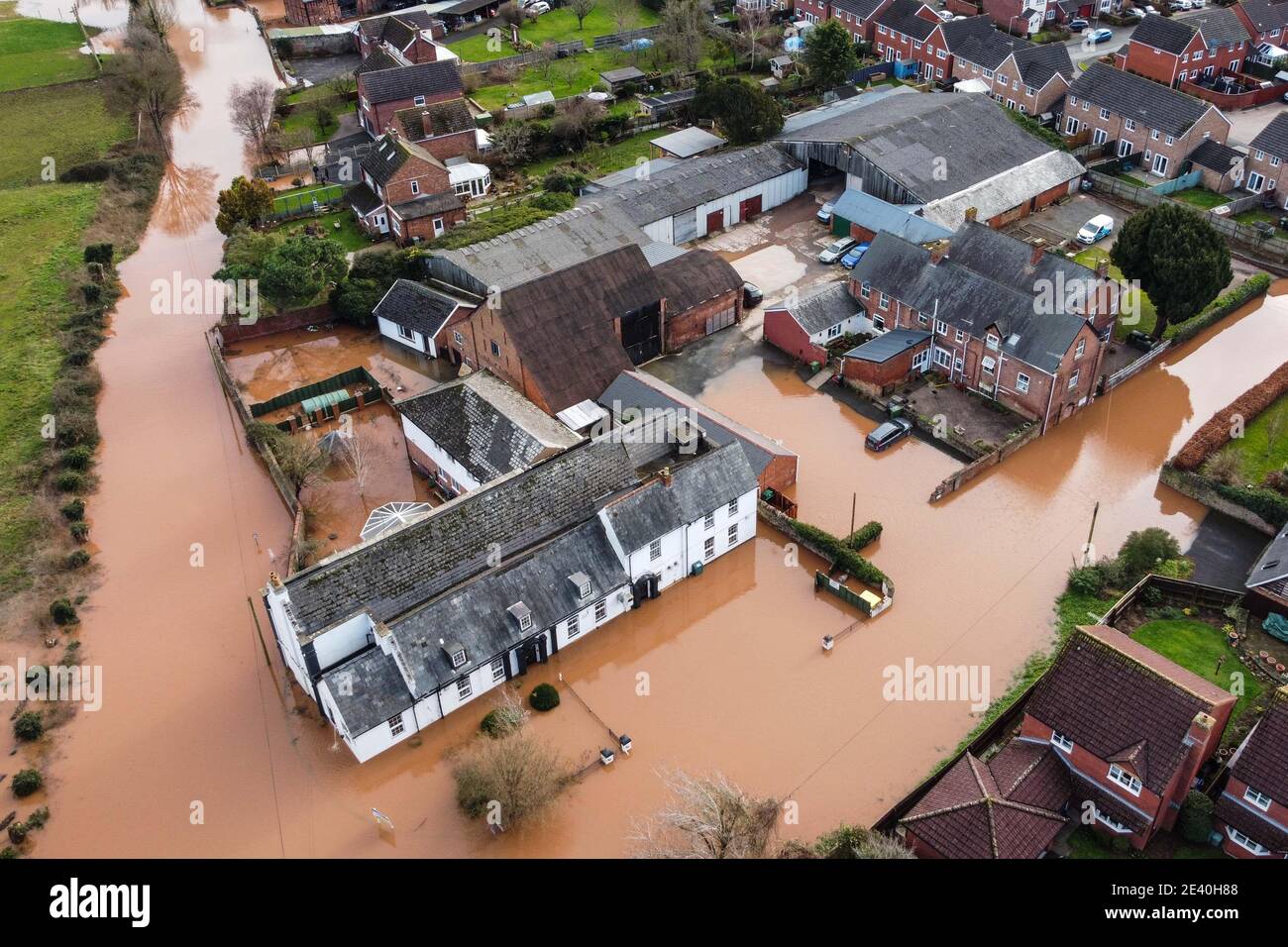 Hereford, Herefordshire, Royaume-Uni. 21 janvier 2021. Des inondations ont frappé certaines parties de Hereford aujourd'hui après que la tempête Christoph a apporté de fortes pluies dans la région. La rivière Wye a fait éclater ses berges inondant complètement Home Lacy Road avec seulement un kayakiste étant capable de négocier la route devenue rivière. Photo par crédit : arrêter presse Media/Alamy Live News Banque D'Images
