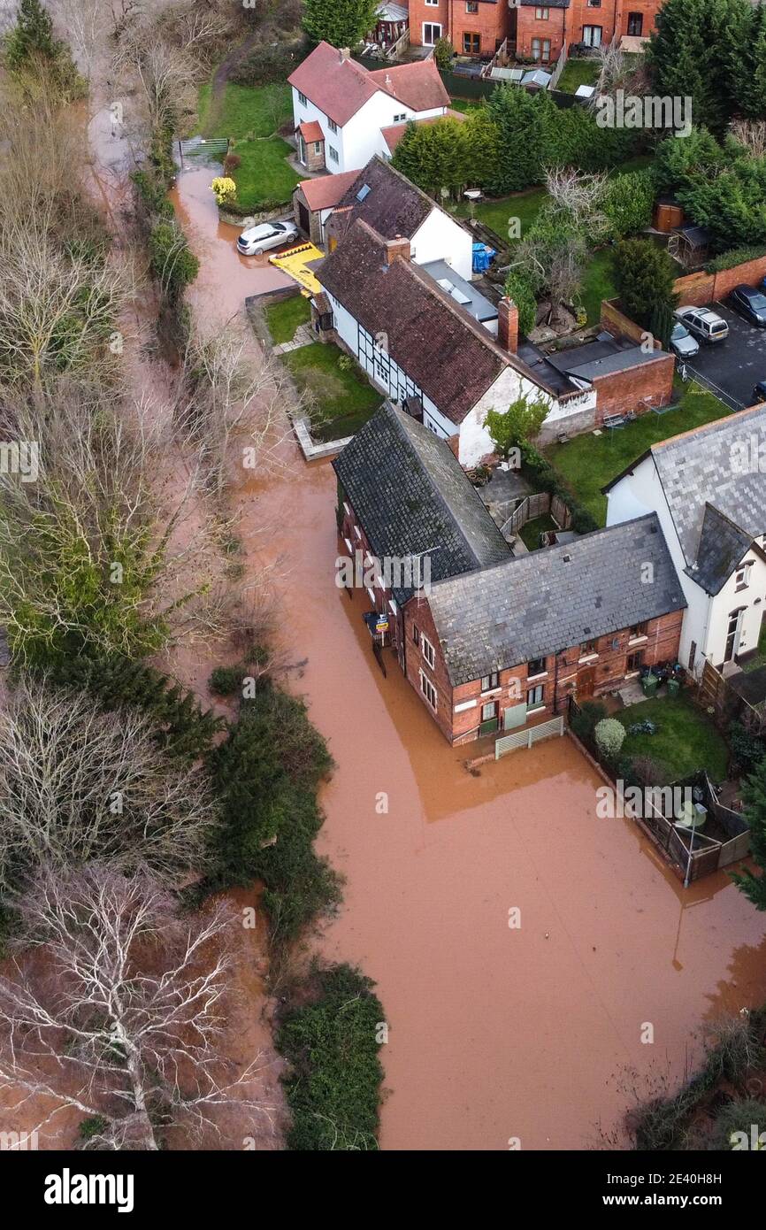 Hereford, Herefordshire, Royaume-Uni. 21 janvier 2021. Des inondations ont frappé certaines parties de Hereford aujourd'hui après que la tempête Christoph a apporté de fortes pluies dans la région. La rivière Wye a fait éclater ses berges inondant complètement Home Lacy Road avec seulement un kayakiste étant capable de négocier la route devenue rivière. Photo par crédit : arrêter presse Media/Alamy Live News Banque D'Images