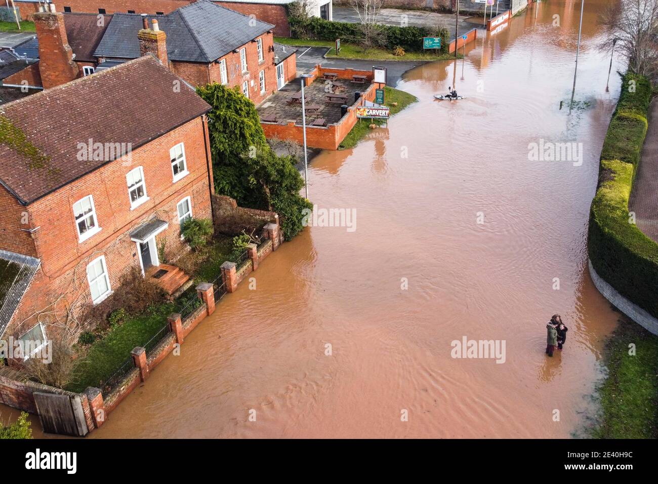 Hereford, Herefordshire, Royaume-Uni. 21 janvier 2021. Des inondations ont frappé certaines parties de Hereford aujourd'hui après que la tempête Christoph a apporté de fortes pluies dans la région. La rivière Wye a fait éclater ses berges inondant complètement Home Lacy Road avec seulement un kayakiste étant capable de négocier la route devenue rivière. Photo par crédit : arrêter presse Media/Alamy Live News Banque D'Images