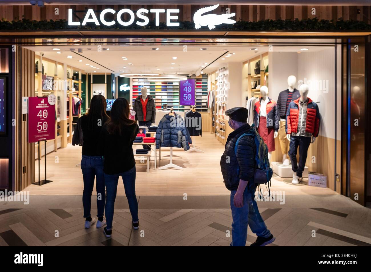 Marque de vêtements française Lacoste magasin et logo vu à Hong Kong Photo  Stock - Alamy