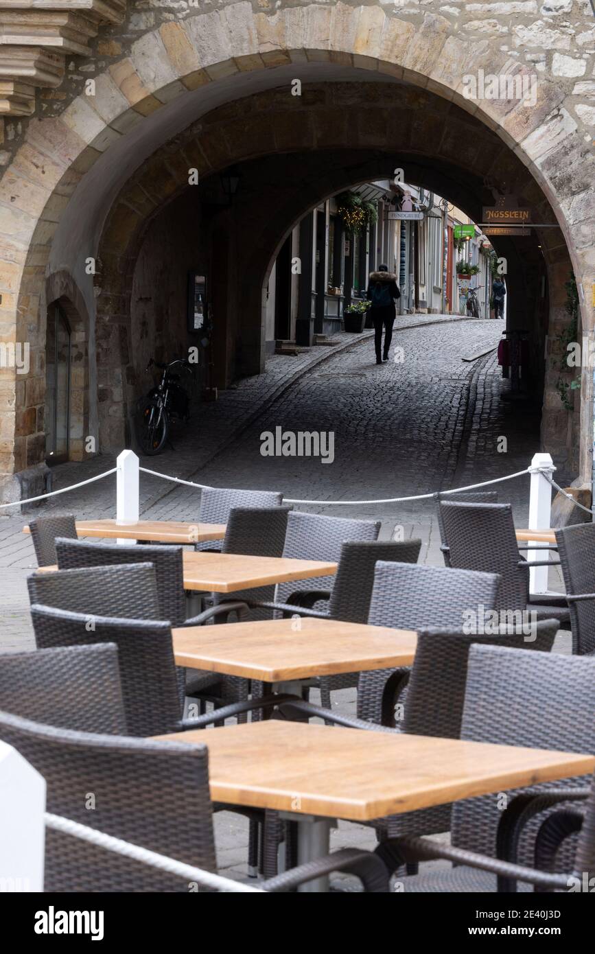 Erfurt, Allemagne. 21 janvier 2021. Les tables en face d'un restaurant sur le Wenigemarkt, en face du Krämerbrücke, sont clôturées. Dans le centre-ville d'Erfurt, il est obligatoire de porter un revêtement de bouche à nez si la distance minimale de 1.5 mètres ne peut pas être maintenue. Credit: Michael Reichel/dpa/Alay Live News Banque D'Images