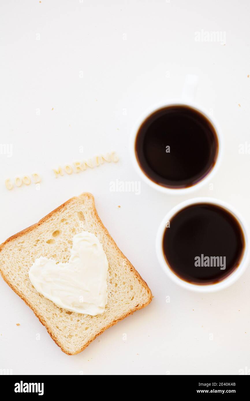 sandwich pour le petit déjeuner sous forme de coeur avec fromage - bon signe du matin et deux tasses de café Banque D'Images