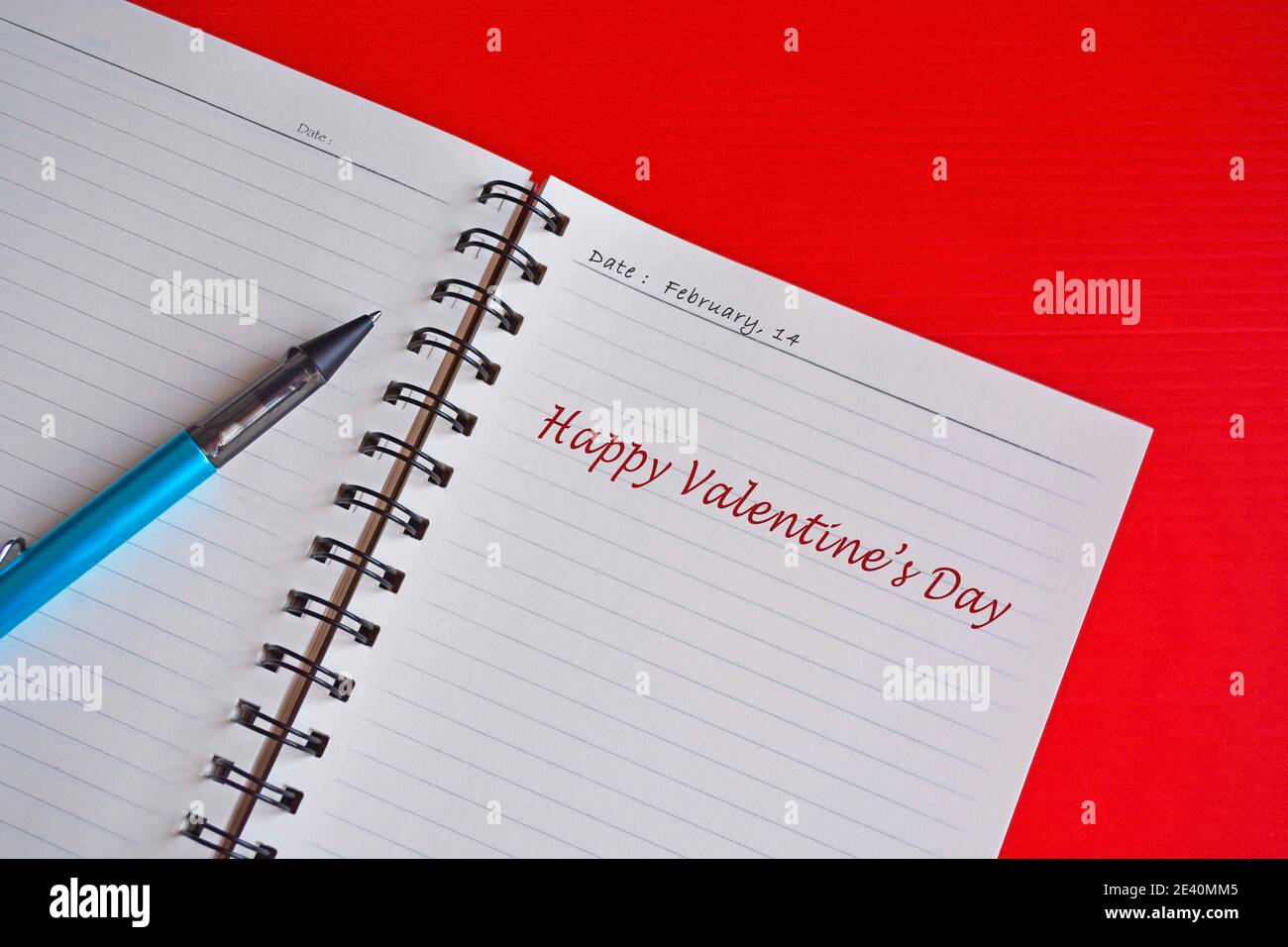 Texte sur bloc-notes blanc avec fond rouge.Concept de la Saint-Valentin Banque D'Images