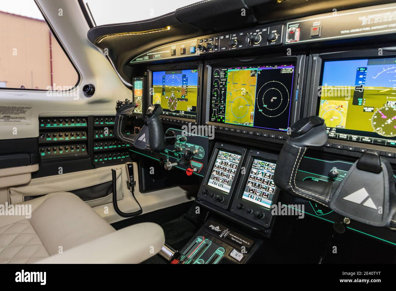 Vue dans le cockpit d'un avion sportif. Cockpit moderne en verre d'un avion turboprop, vue du tableau de bord. Banque D'Images