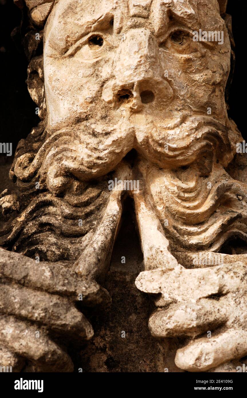 Sculpture en pierre d'un dieu marin, bâtiment original de la villa, ACI Marina, Dubrovnik, Croatie. AUCUNE VERSION DISPONIBLE Banque D'Images