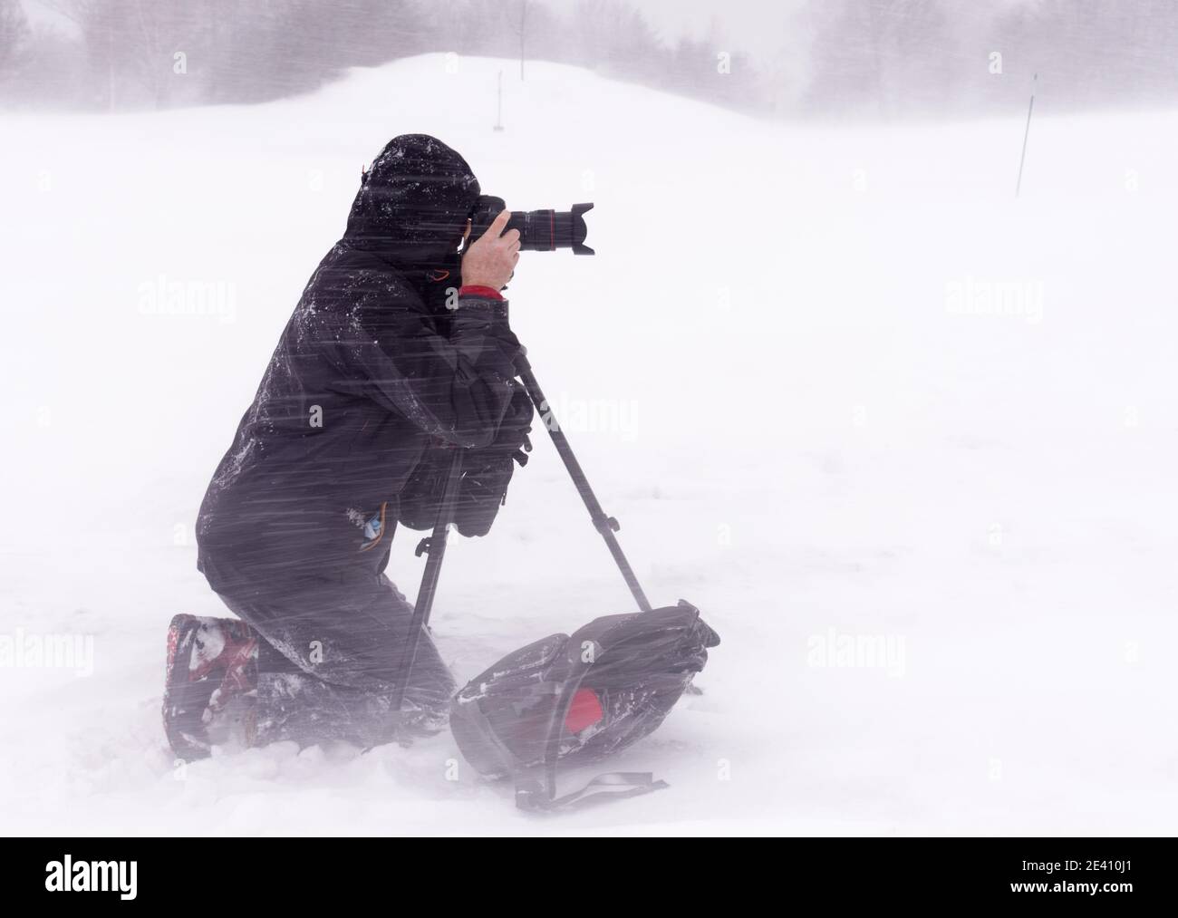 Un photographe travaillant, prenant des photos pendant un blizzard sur les plaines d'Abraham, Québec, Banque D'Images