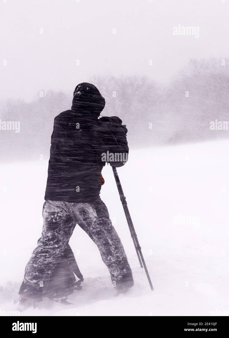 Un photographe travaillant, prenant des photos pendant un blizzard sur les plaines d'Abraham, Québec, Banque D'Images