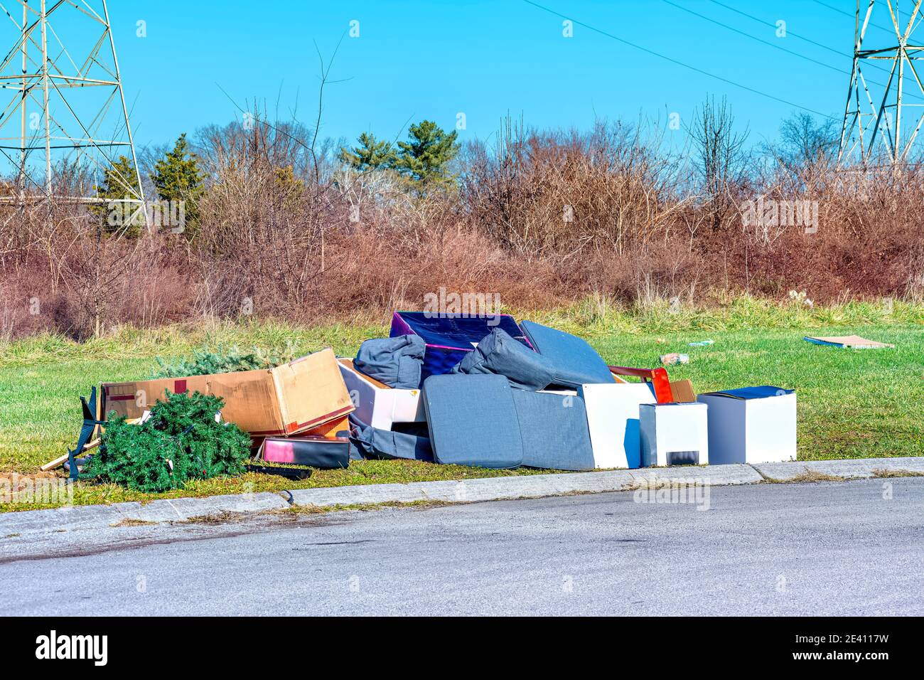 Plan horizontal d'une décharge de déchets sur le bord de la route. Banque D'Images