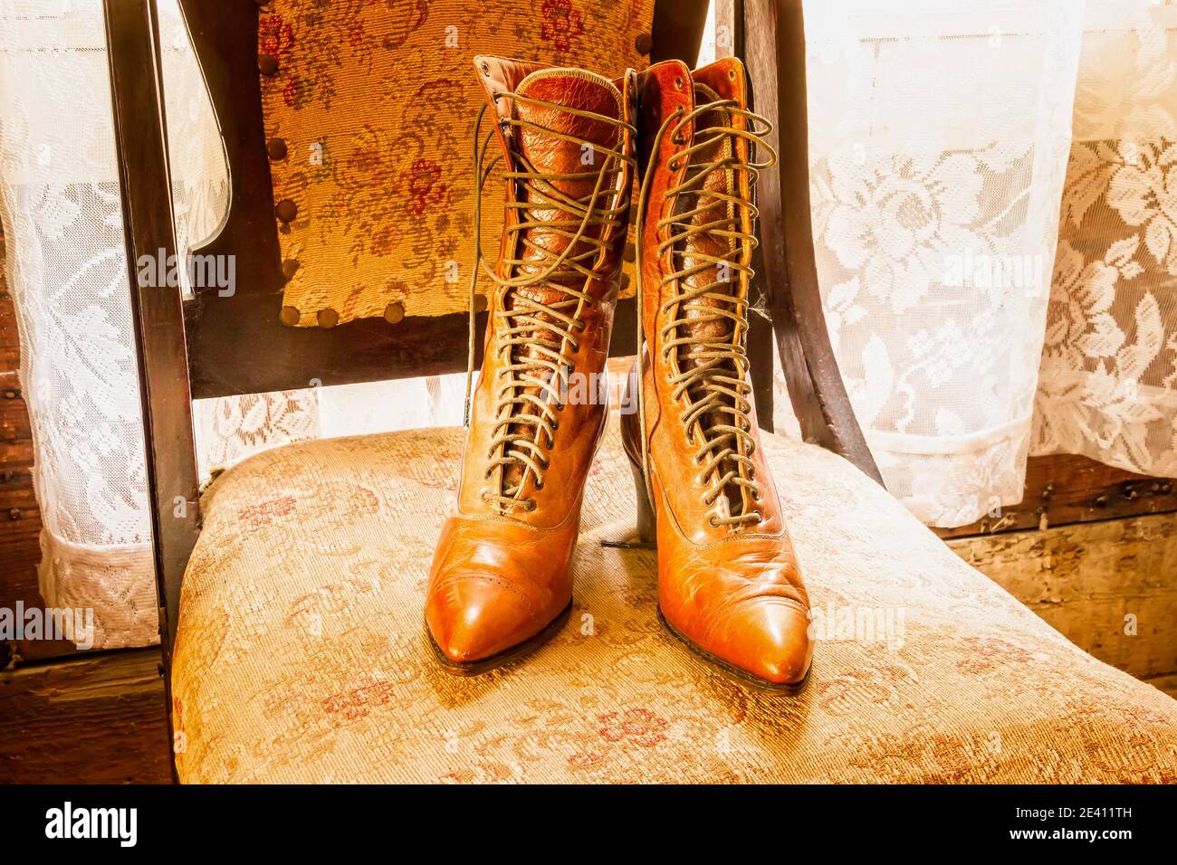 bottes vintage pour femmes du xixe siècle avec lacets sur un ancien chaise  historique Photo Stock - Alamy