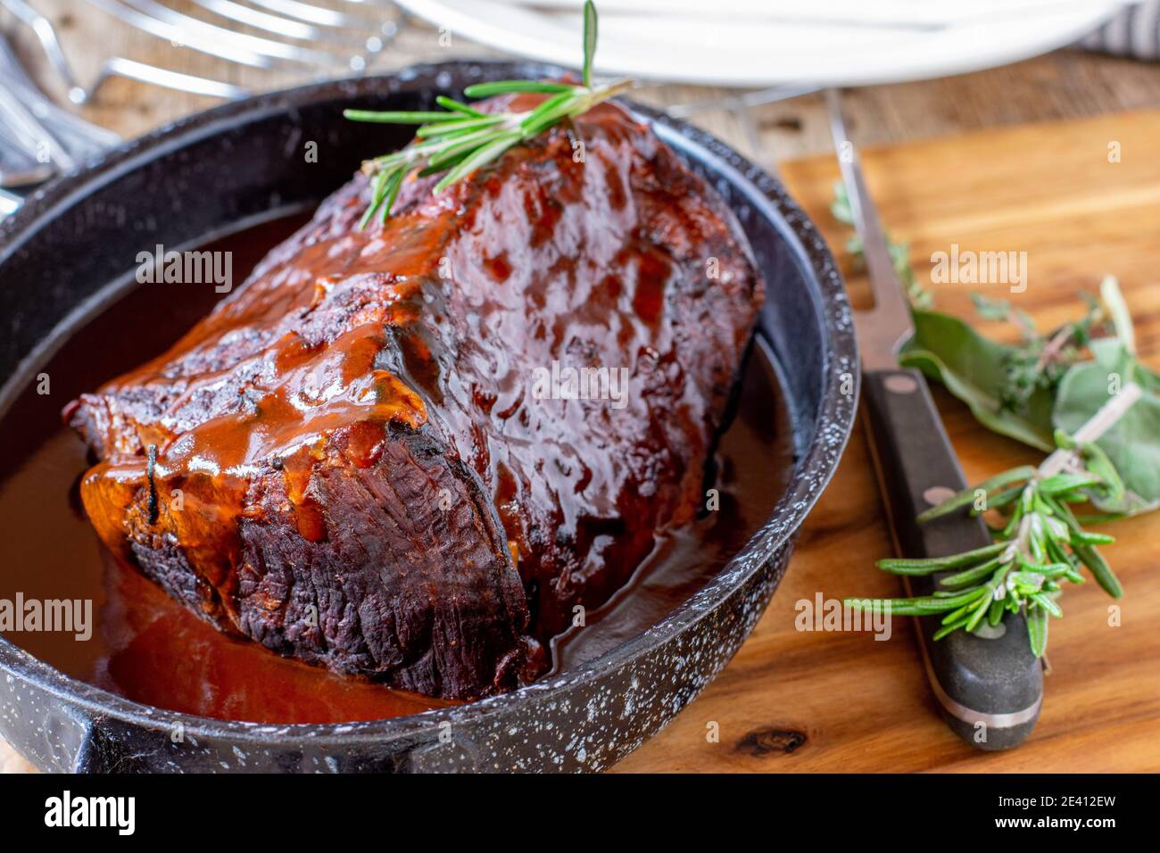 Rôti de bœuf entier avec sauce délicieuse Banque D'Images