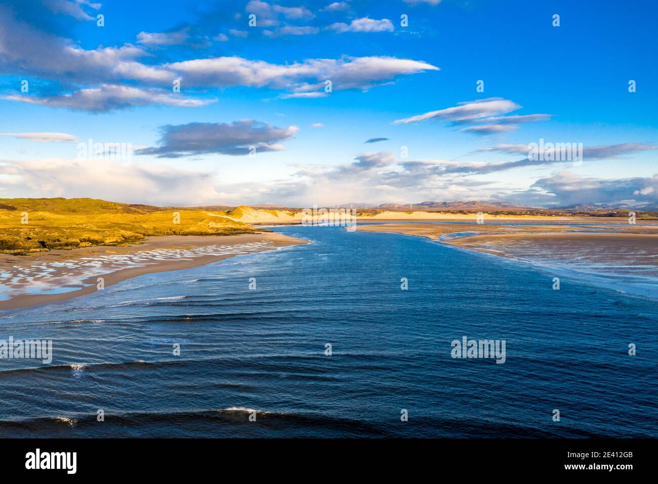 La côte entre la plage de la baie de Kiltoorish et la baie de Sheskinmore entre Ardara et Portnoo à Donegal - Irlande. Banque D'Images