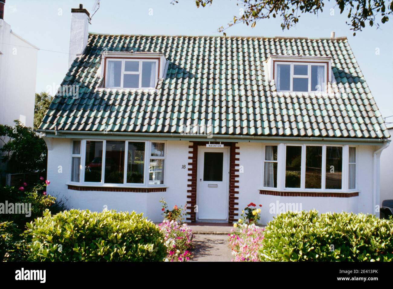 petite maison des années 1930 avec grenier, carreaux vitrés et blanc rend frinton sur la mer essex Banque D'Images