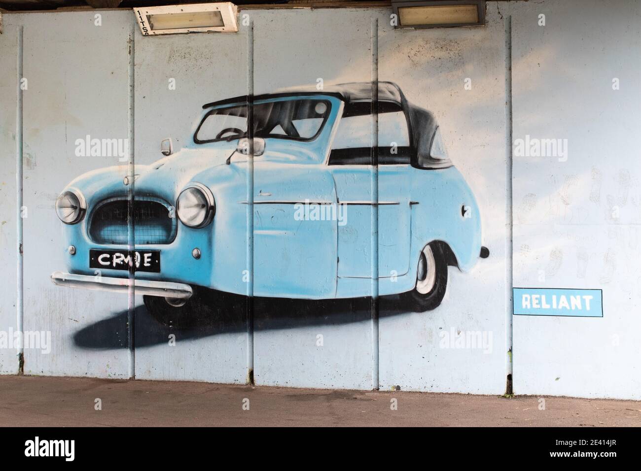 Un tableau de style graffiti d'une voiture à trois roues reliant sur un passage souterrain à côté de la rivière Tame à Tamworth. Reliant était une compagnie de voiture basée à Tamworth. L'entreprise a cessé d'exister en 2002 et le site de l'usine reliant est maintenant une propriété immobilière. La société était bien connue pour ses véhicules à trois roues inhabituels. Banque D'Images