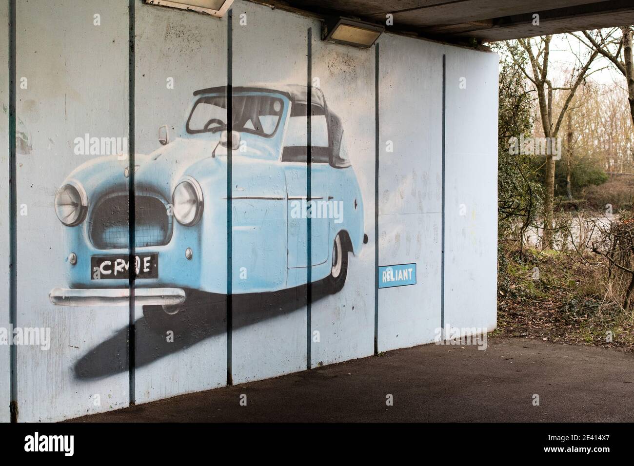 Un tableau de style graffiti d'une voiture à trois roues reliant sur un passage souterrain à côté de la rivière Tame à Tamworth. Reliant était une compagnie de voiture basée à Tamworth. L'entreprise a cessé d'exister en 2002 et le site de l'usine reliant est maintenant une propriété immobilière. La société était bien connue pour ses véhicules à trois roues inhabituels. Banque D'Images