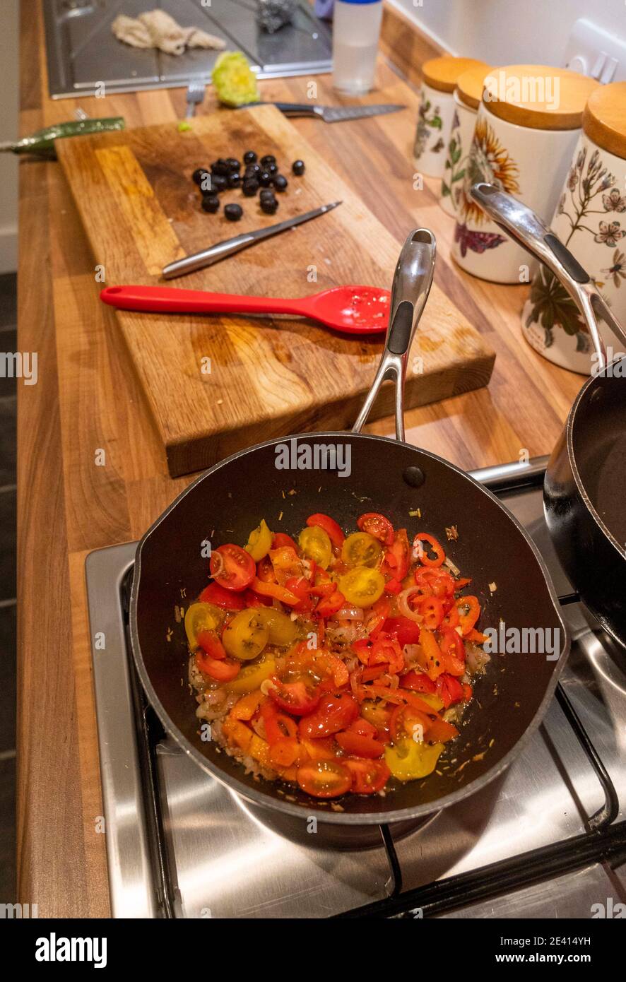 Sauce tomate cerise et poivron rouge en cours de cuisson à la maison comme une sauce pour les pâtes au poivre rouge Banque D'Images
