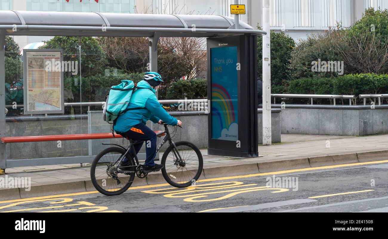 Deliveroo Service de livraison de nourriture cycliste dans les rues de Brighton Royaume-Uni Banque D'Images