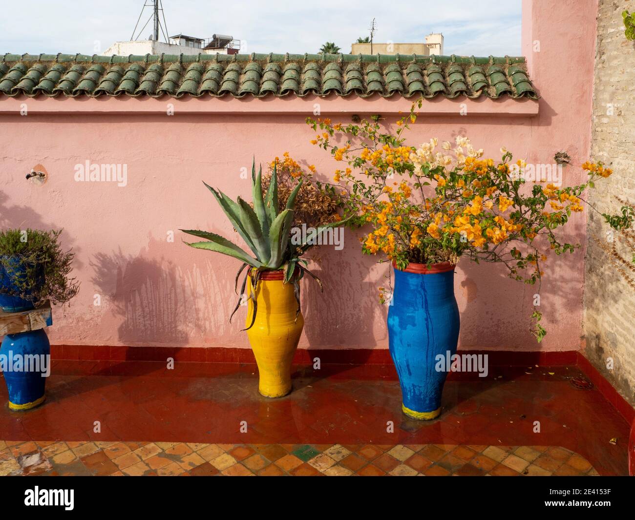 Pots colorés sur la terrasse sur le toit d'une maison dans Maroc Banque D'Images