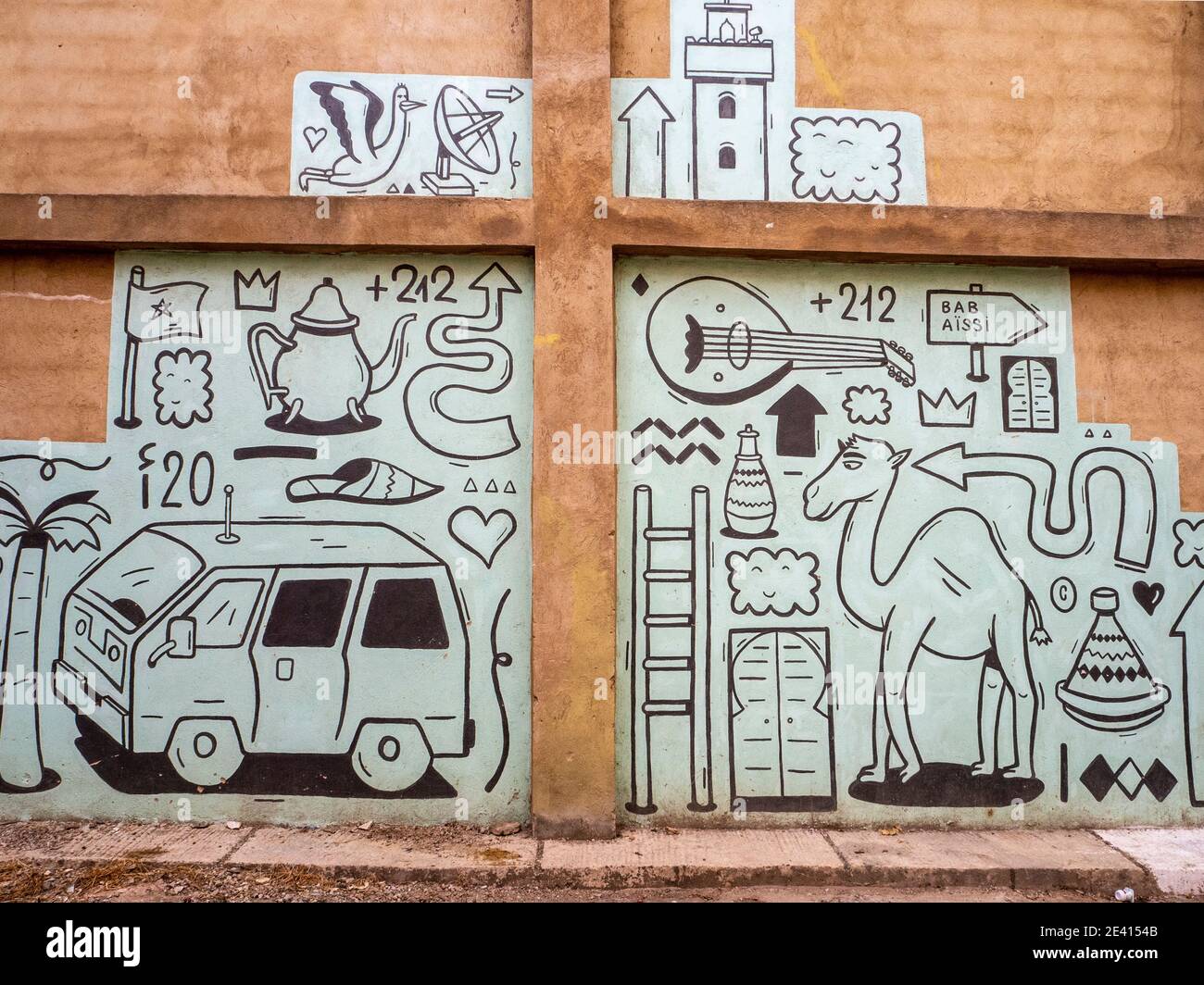 Dessins ethniques sur la façade d'un bâtiment dans un Ville marocaine Banque D'Images