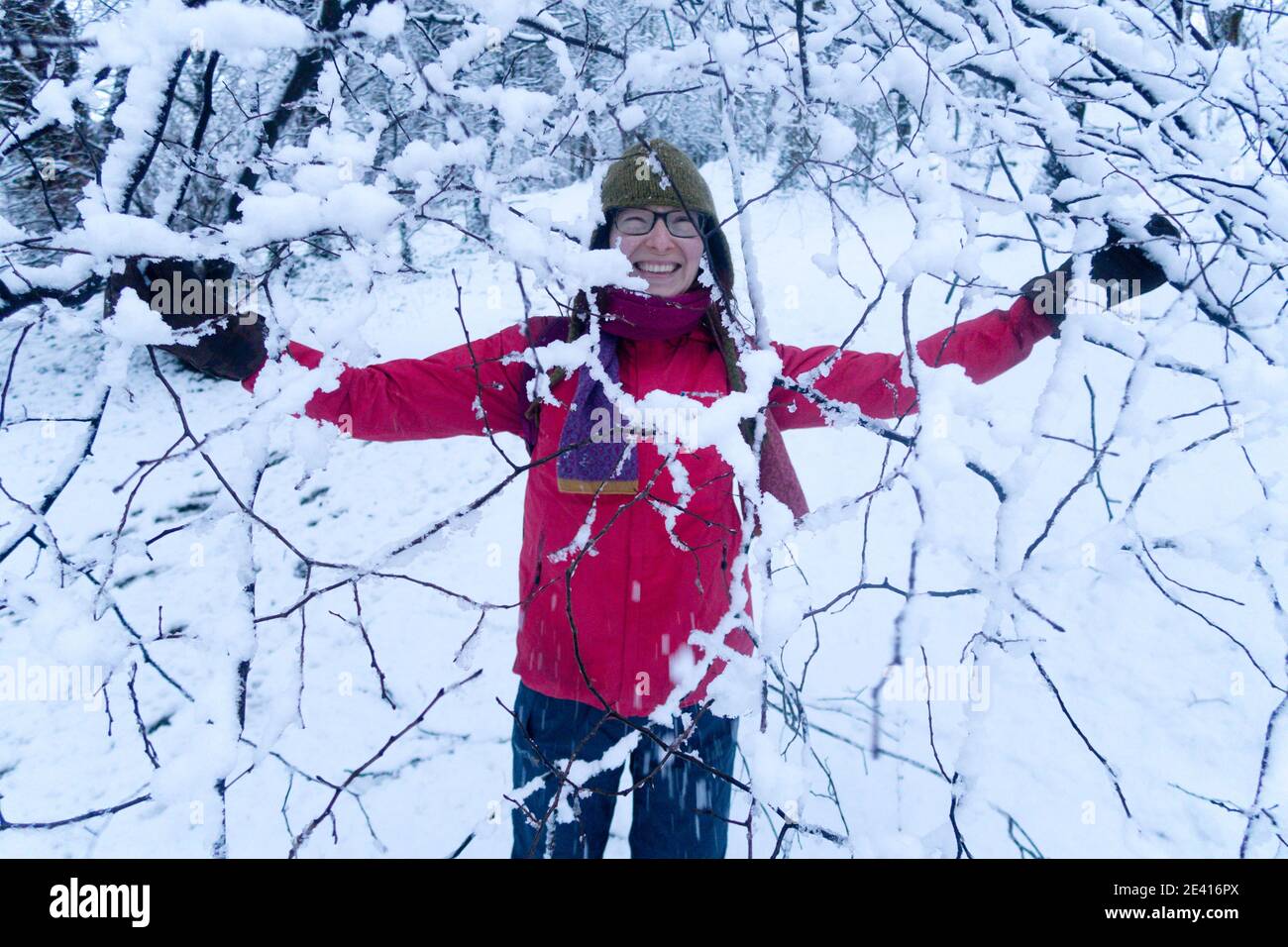 Une femme dans une forêt après une chute de neige récente Banque D'Images