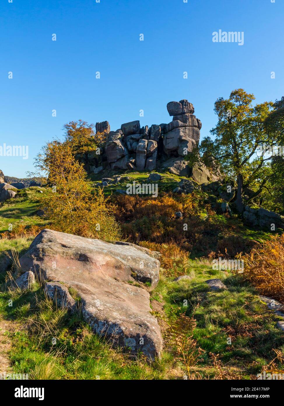 Des pierres à la foulée de Robin Hood ou à la maison de Mock Beggar A. Formation de roches près de Birchover dans le parc national de Peak District Derbyshire Dales Angleterre Royaume-Uni Banque D'Images