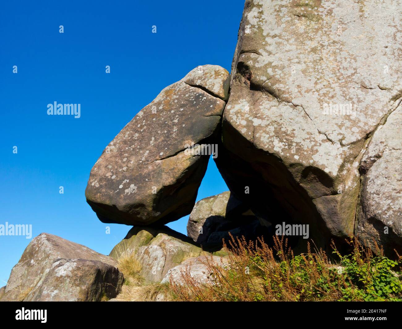 Des pierres à la foulée de Robin Hood ou à la maison de Mock Beggar A. Formation de roches près de Birchover dans le parc national de Peak District Derbyshire Dales Angleterre Royaume-Uni Banque D'Images
