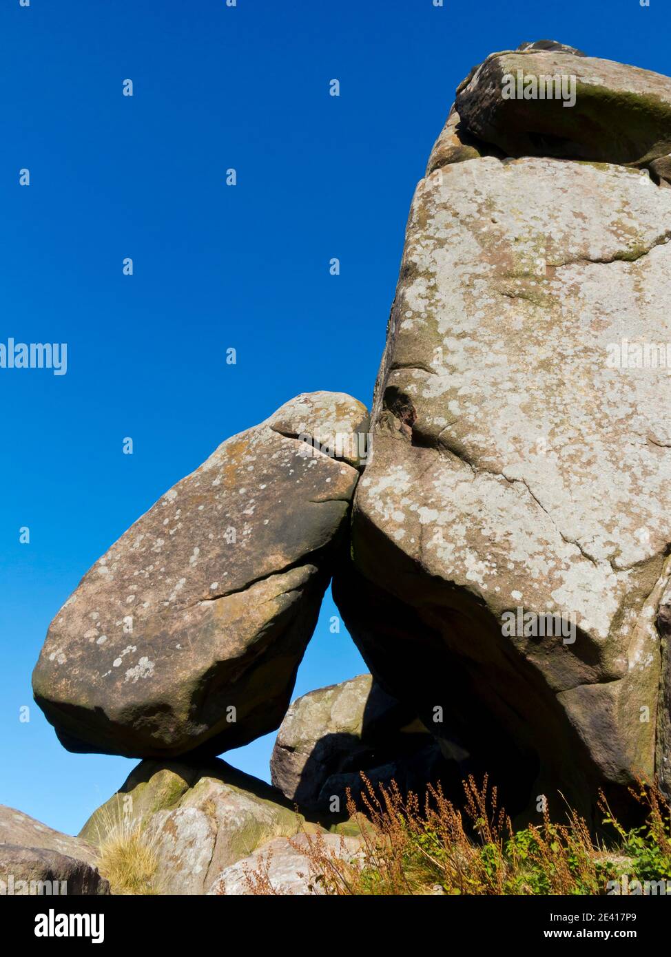 Des pierres à la foulée de Robin Hood ou à la maison de Mock Beggar A. Formation de roches près de Birchover dans le parc national de Peak District Derbyshire Dales Angleterre Royaume-Uni Banque D'Images
