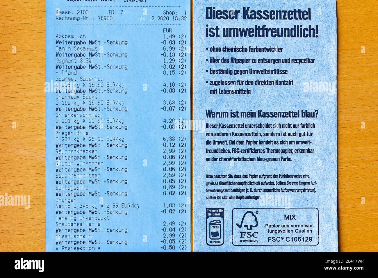 HAMBOURG, ALLEMAGNE - 11 décembre 2020 : papier de reçu bleu, une alternative écologique au papier thermique normal. Banque D'Images