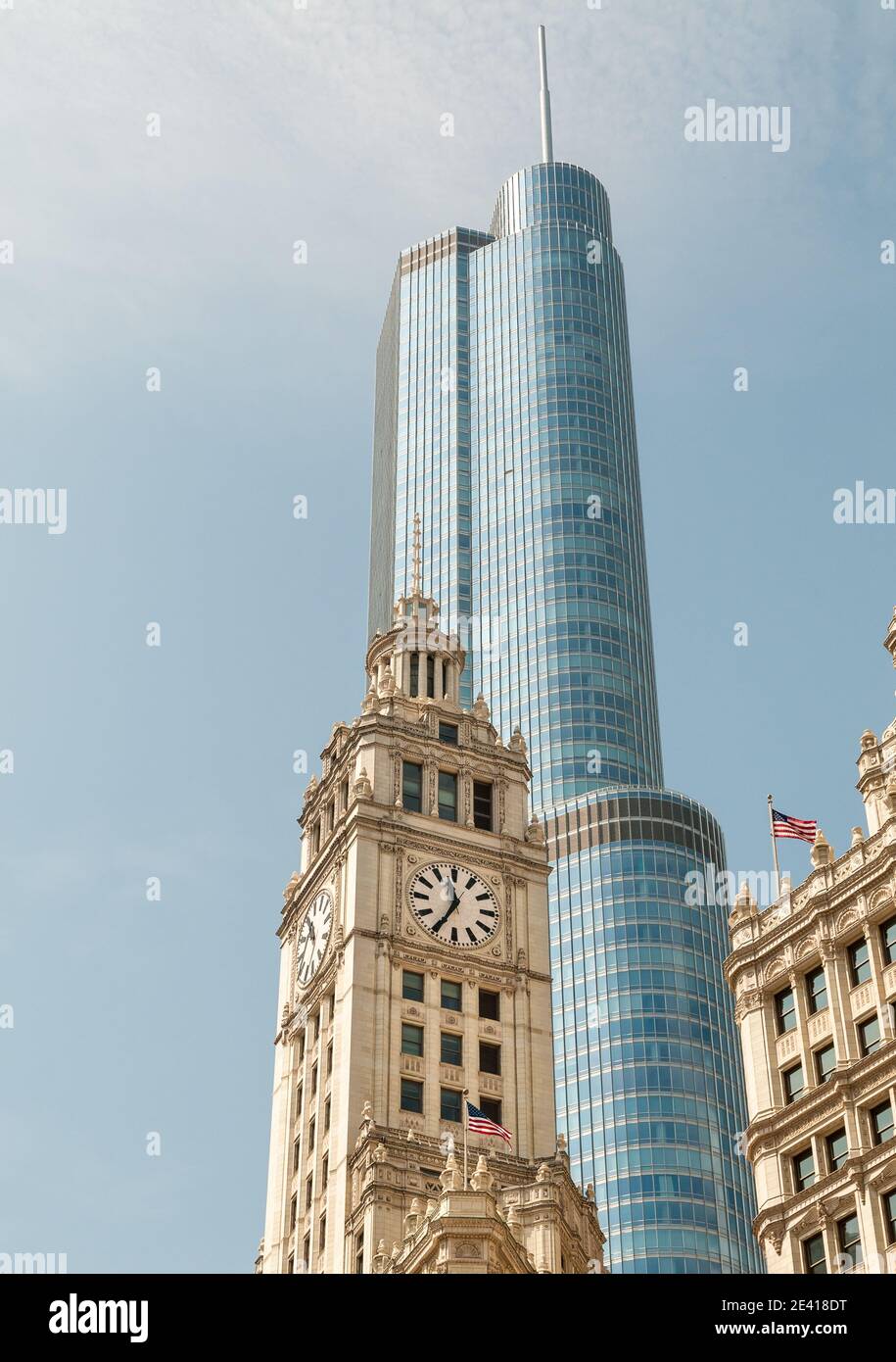 Wrigley Building et Trump Tower contre le ciel bleu, Chicago Illinois, États-Unis Banque D'Images