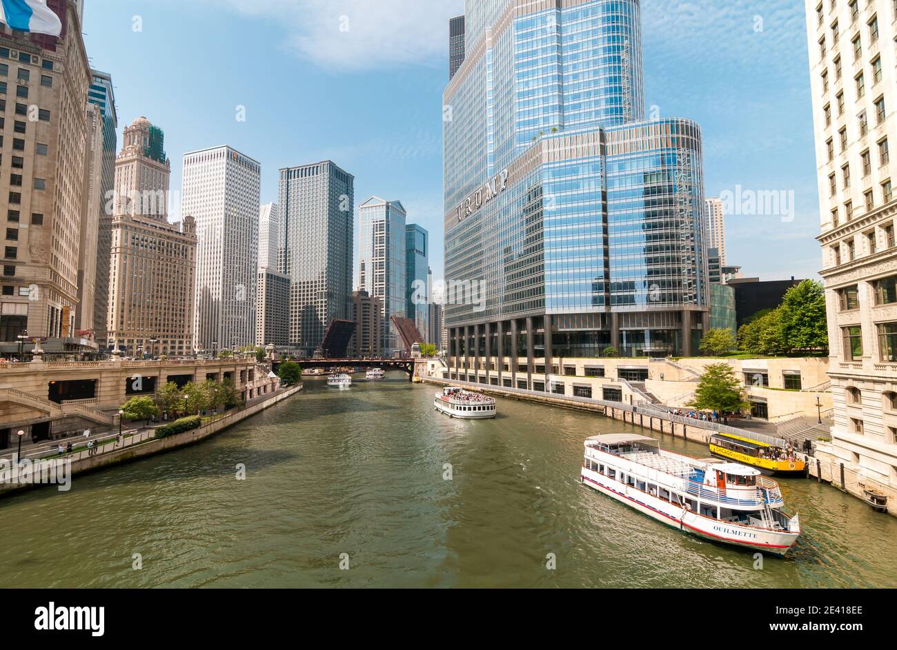 Chicago, Illinois, États-Unis - 24 août 2014 : vue sur la rivière Chicago avec gratte-ciels et bateaux touristiques, États-Unis Banque D'Images