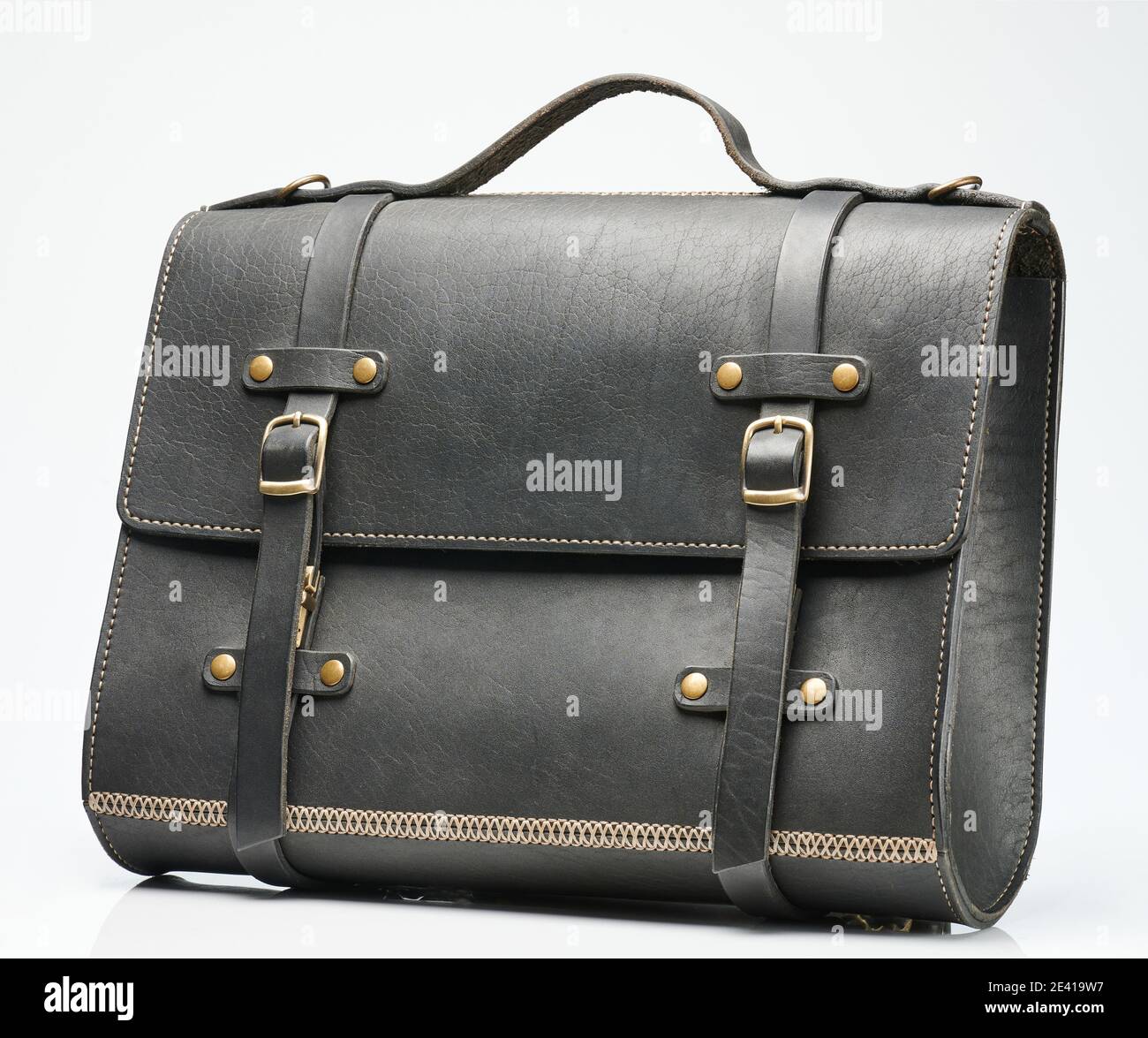 Sac en cuir noir avec poignée de bureau isolé sur fond blanc de studio Banque D'Images