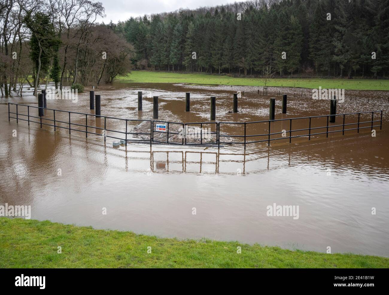 Pickering, Angleterre, Royaume-Uni, 22 janvier 2021. La ville échappe aux inondations pendant la tempête Christoph, malgré des niveaux d'eau record derrière le système de bondes. Banque D'Images