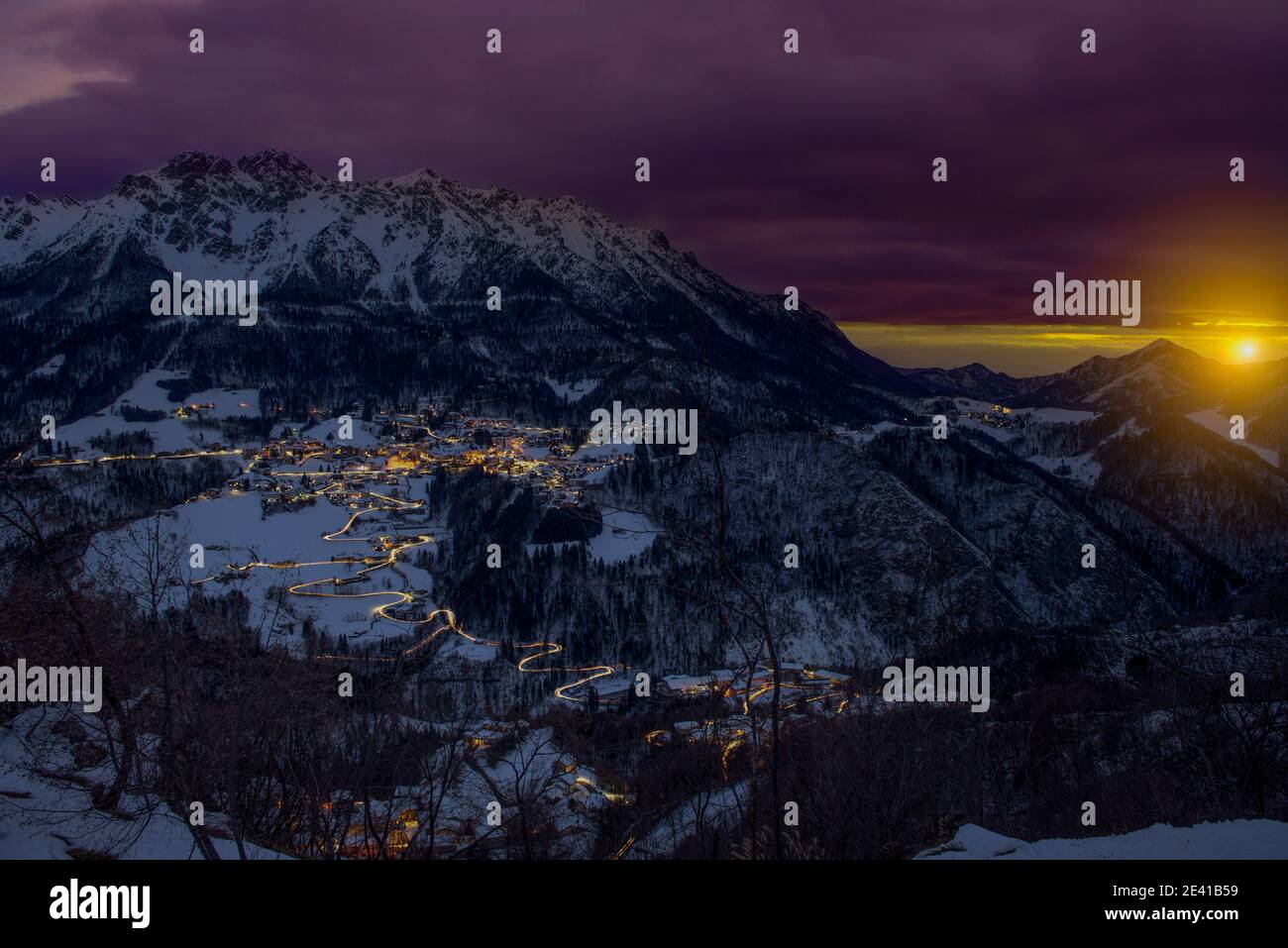 village de montagne couvert de neige au crépuscule Banque D'Images