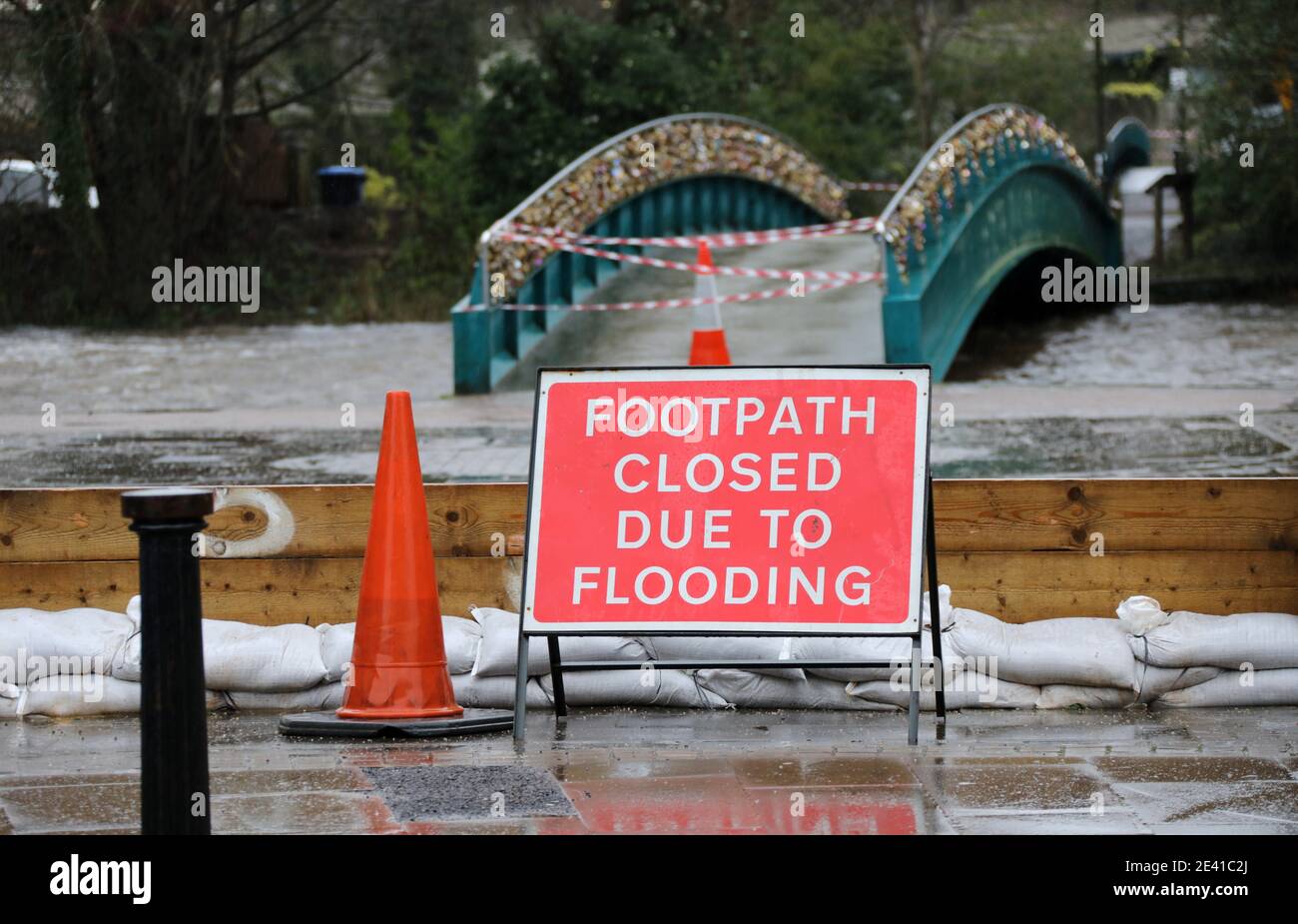 Sentier fermé en raison du panneau d'inondation à Bakewell dans le Parc national de Peak District Banque D'Images
