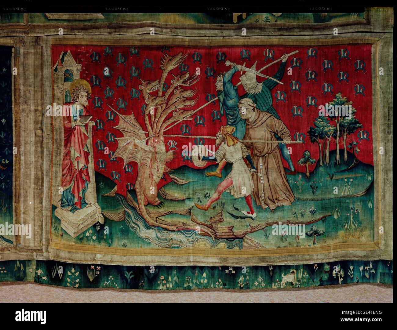 La aventure de l'Apocalypse d'Angers, le Dragon combat les serviteurs de Dieu (1,54 x 2,36 m), der Drachen kämpft gegen die Diener Gottes Banque D'Images