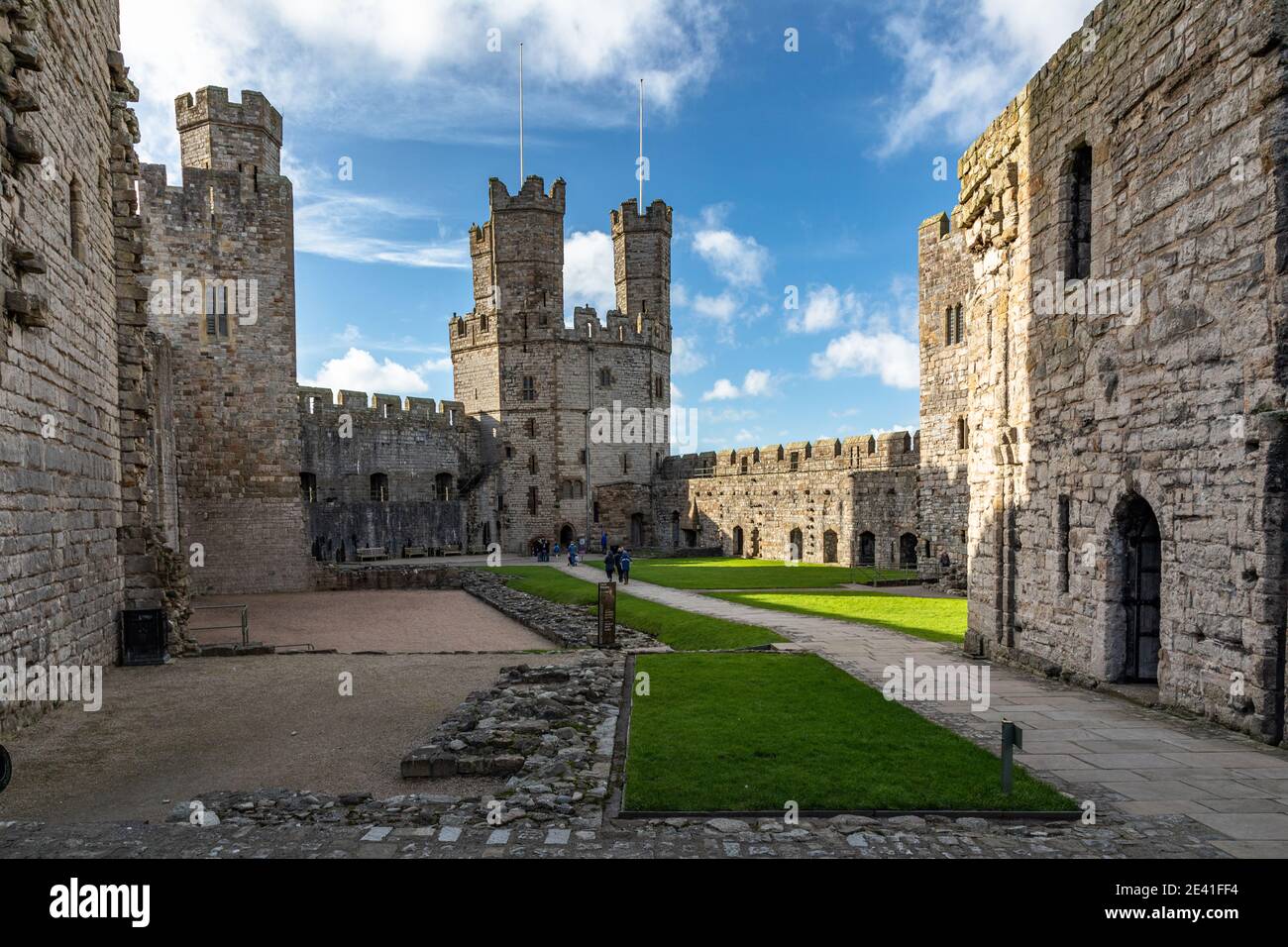 Quartier intérieur du château de Caernarfon, avec tour de l'aigle à distance Banque D'Images