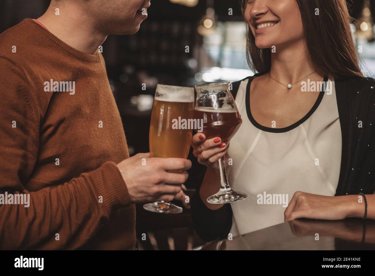 Accent Selectif Sur Les Verres De Biere Dans Les Mains De Couple Celebrant L Anniversaire Au Restaurant Photo D Un Couple Amoureux Qui Toaste Avec Humour Photo Stock Alamy