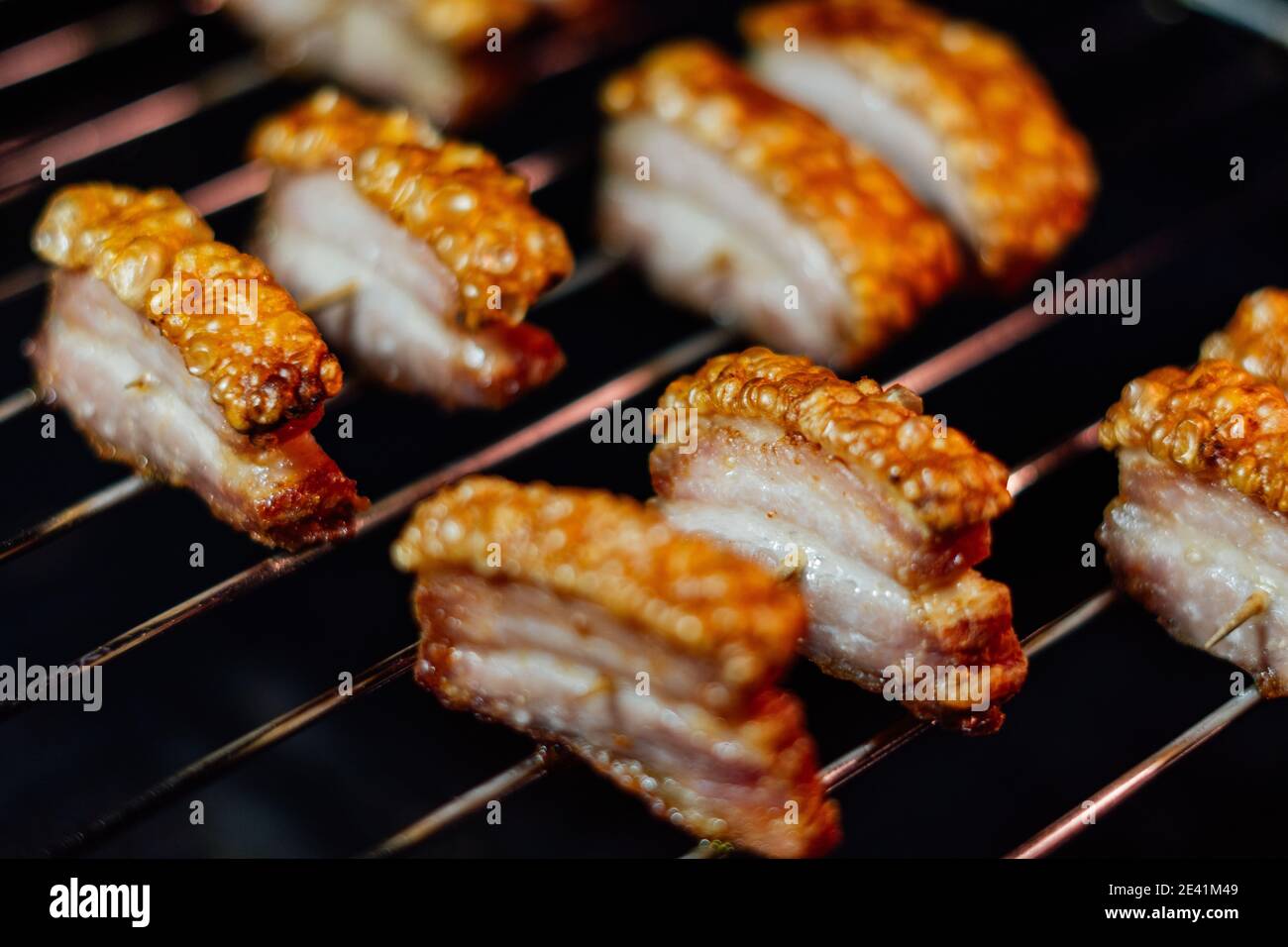 En-cas traditionnel espagnol Torreznos fait de bacon frit haché dans le  four Photo Stock - Alamy