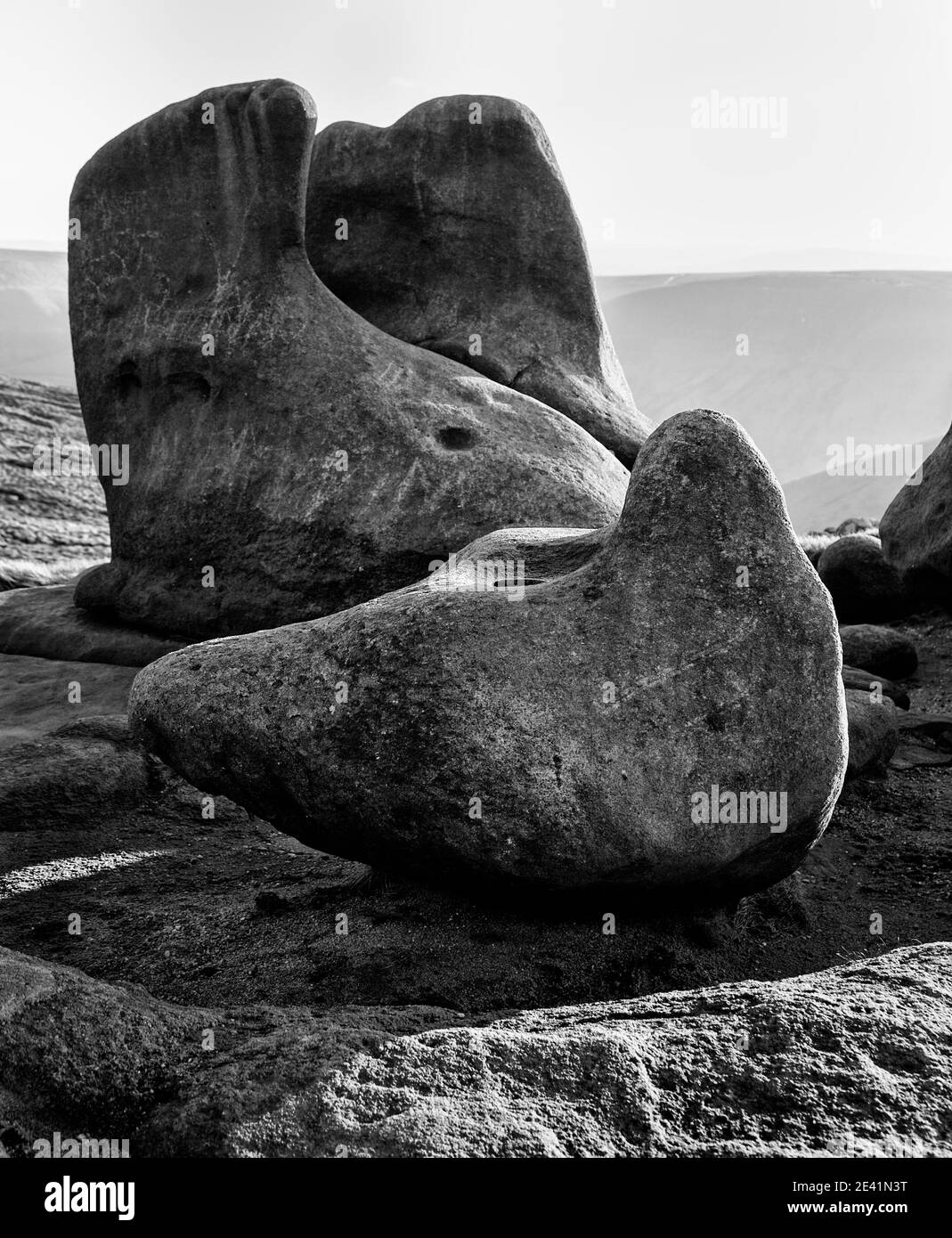 Formations rocheuses sculpturales en Carbonifère Millstone Grit on Kinder Scout Dans le Derbyshire Peak Disrict Royaume-Uni Banque D'Images